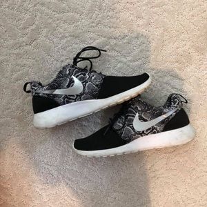 Nike Snake print Tennis Shoes
